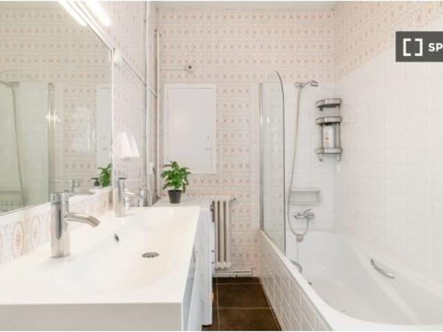 Se alquila habitación en piso compartido de 7 habitaciones en la Dreta de l' Eixample