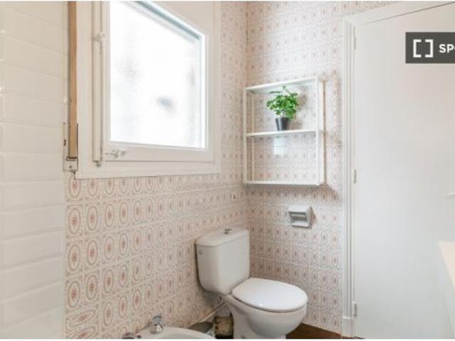 Se alquila habitación en piso compartido de 7 habitaciones en la Dreta de l' Eixample