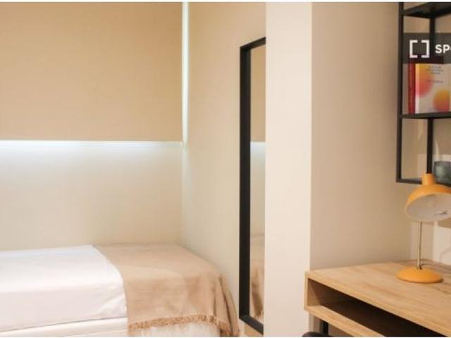 Se alquila habitación en piso compartido de 7 habitaciones en La Dreta de l' Eixample