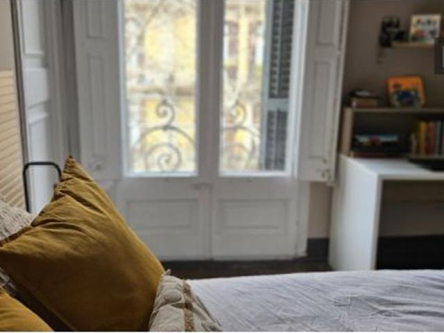 Se alquila habitación en piso compartido de 7 habitaciones en La Dreta de l' Eixample