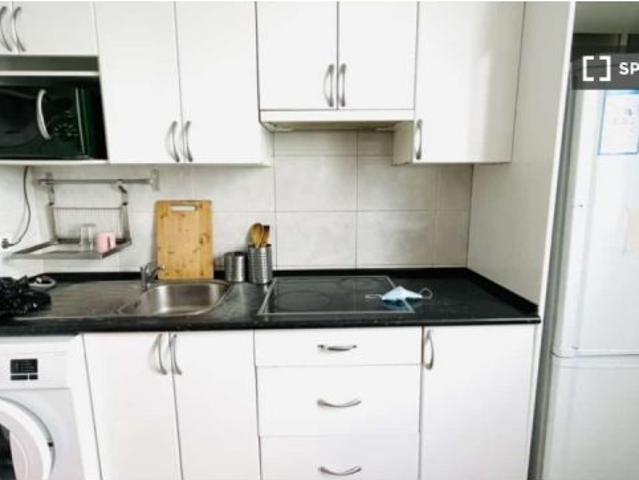 Se alquila habitación en piso compartido de 7 habitaciones en Palacio