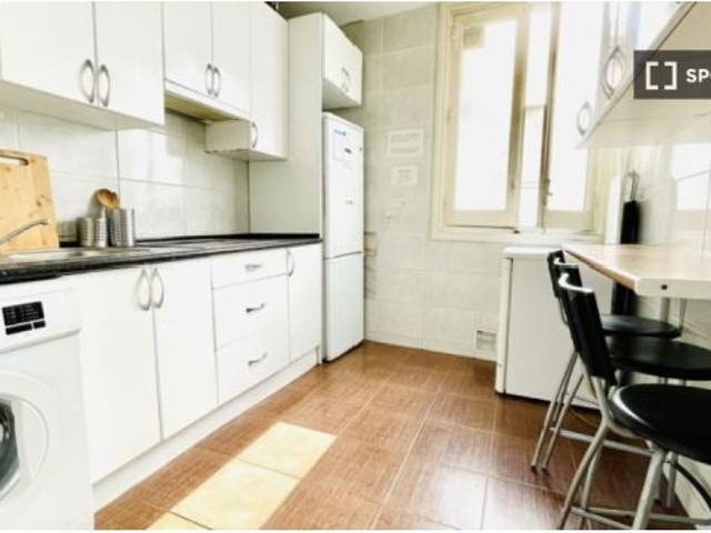 Se alquila habitación en piso compartido de 7 habitaciones en Palacio