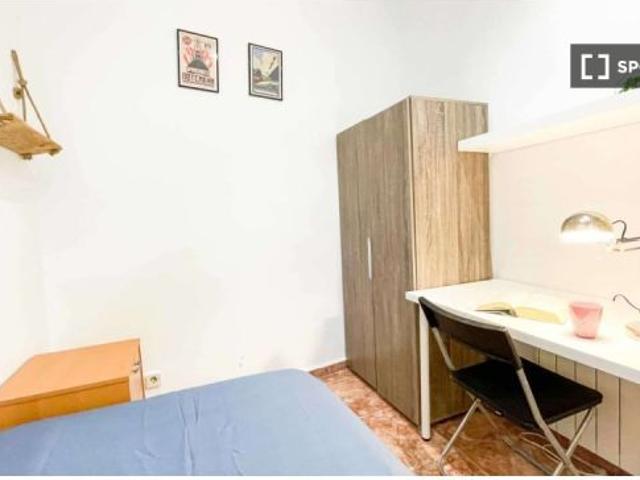 Se alquila habitación en piso compartido de 7 habitaciones en Palacio