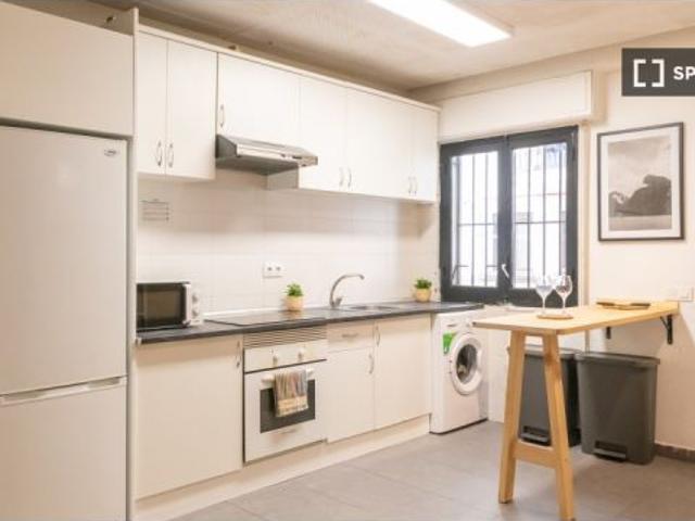 Se alquila habitación en piso compartido de 7 habitaciones en Palacio, solo profesionales