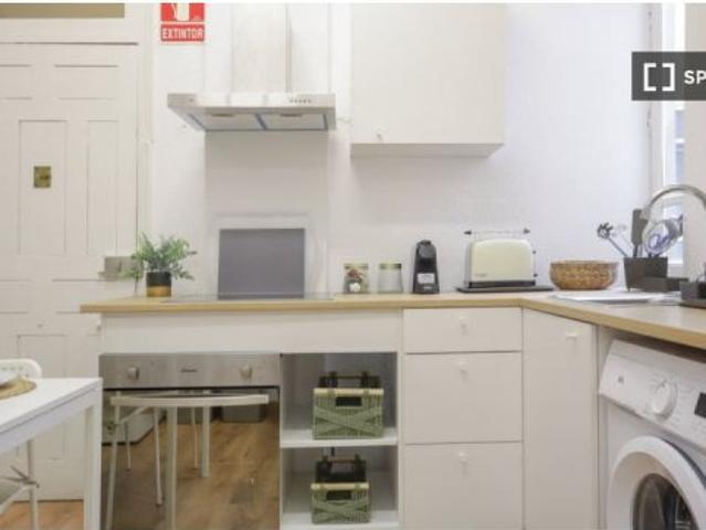 Se alquila habitación en piso compartido de 7 habitaciones en Recoletos, se admiten profesionales y
