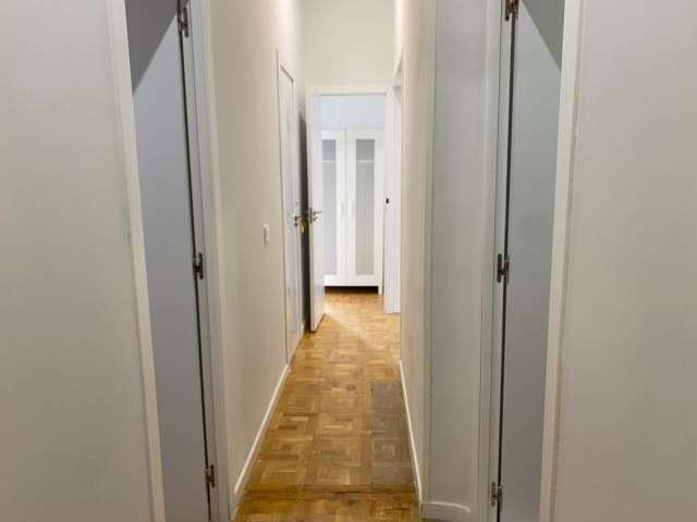Se alquila habitación en piso compartido de 7 habitaciones en Sol, Madrid