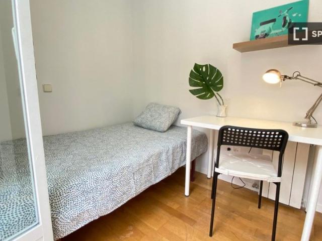Se alquila habitación en piso compartido de 7 habitaciones en Sol, Madrid