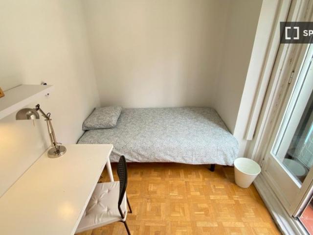 Se alquila habitación en piso compartido de 7 habitaciones en Sol, Madrid