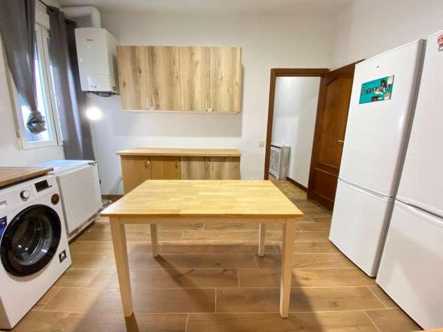 Se alquila habitación en piso compartido de 7 habitaciones en Sol, Madrid