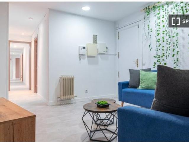 Se alquila habitación en piso compartido de 7 habitaciones en Trafalgar