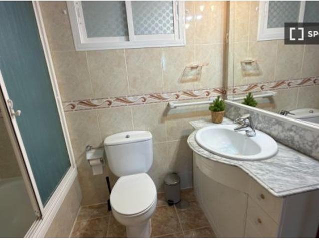 Se alquila habitación en piso compartido de 7 habitaciones en Vista Alegre