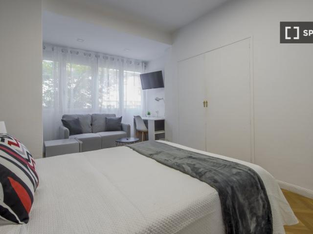 Se alquila habitación en piso compartido de 8 habitaciones, Almenara, Madrid