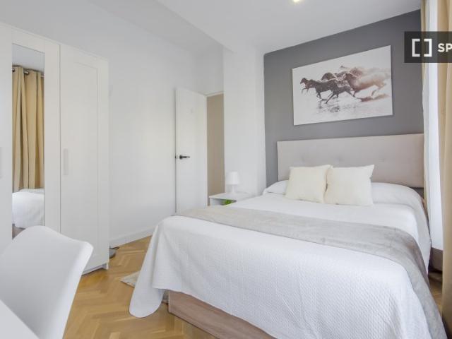 Se alquila habitación en piso compartido de 8 habitaciones, Almenara, Madrid