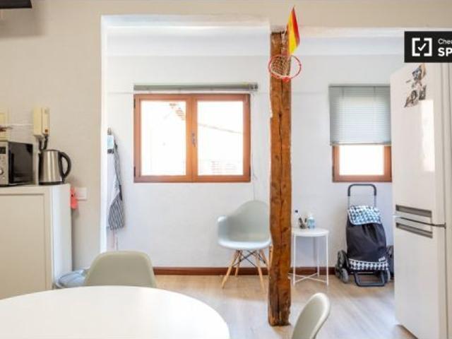 Se alquila habitación en piso compartido de 8 habitaciones en Alcalá de Henares, ideal para estudian