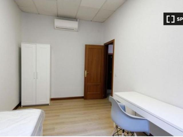 Se alquila habitación en piso compartido de 8 habitaciones en Alcalá de Henares, ideal para estudian