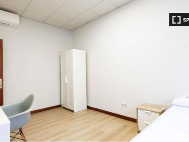 Se alquila habitación en piso compartido de 8 habitaciones en Alcalá de Henares, ideal para estudian