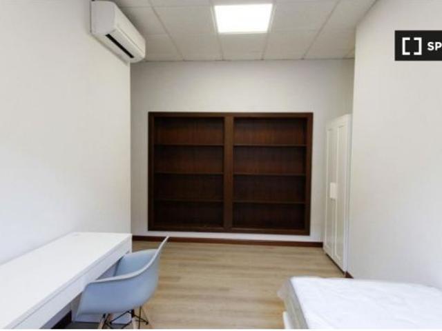 Se alquila habitación en piso compartido de 8 habitaciones en Alcalá de Henares, ideal para estudian