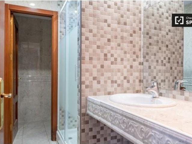 Se alquila habitación en piso compartido de 8 habitaciones en Alcalá de Henares, ideal para estudian