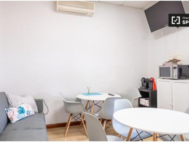 Se alquila habitación en piso compartido de 8 habitaciones en Alcalá de Henares, ideal para estudian