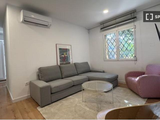 Se alquila habitación en piso compartido de 8 habitaciones en Aravaca, gastos incluidos