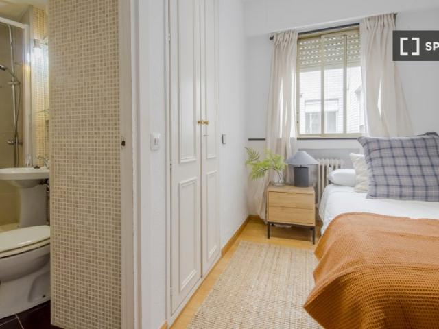 Se alquila habitación en piso compartido de 8 habitaciones en Ciudad Jardín