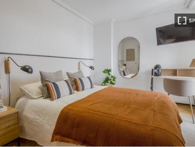 Se alquila habitación en piso compartido de 8 habitaciones en Ciudad Jardín, solo profesionales