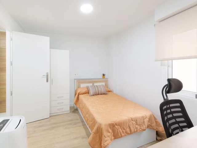 Se alquila habitación en piso compartido de 8 habitaciones en Elche