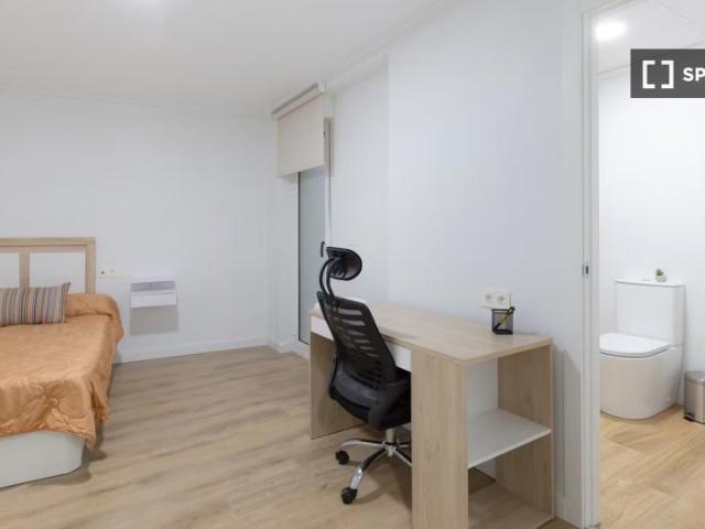 Se alquila habitación en piso compartido de 8 habitaciones en Elche