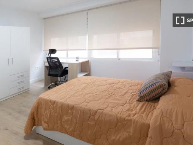 Se alquila habitación en piso compartido de 8 habitaciones en Elche