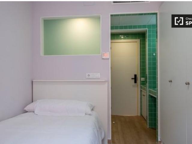 Se alquila habitación en piso compartido de 8 habitaciones en Getafe, solo estudiantes