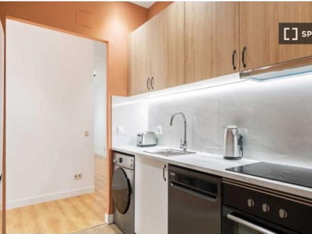 Se alquila habitación en piso compartido de 8 habitaciones en Goya