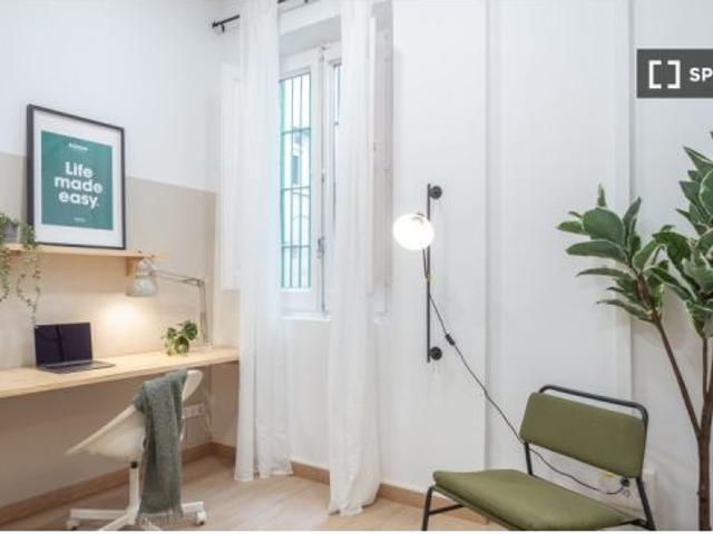 Se alquila habitación en piso compartido de 8 habitaciones en La Dreta de l' Eixample