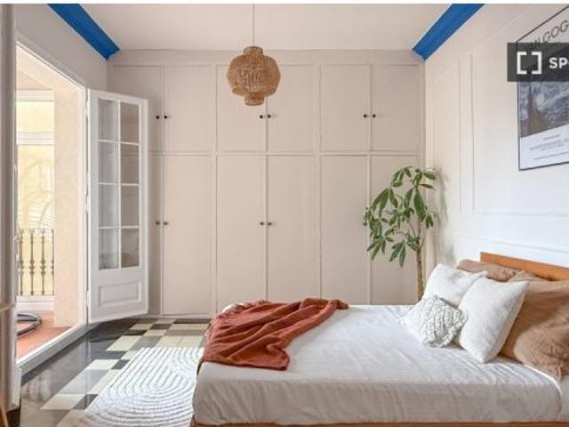 Se alquila habitación en piso compartido de 8 habitaciones en la Dreta de l' Eixample