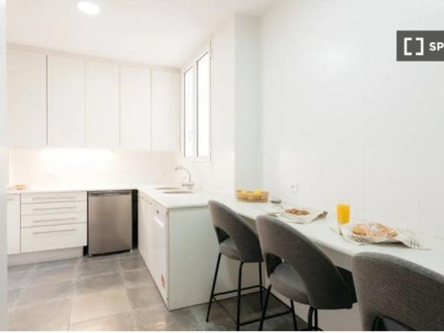 Se alquila habitación en piso compartido de 8 habitaciones en La Gran Vía