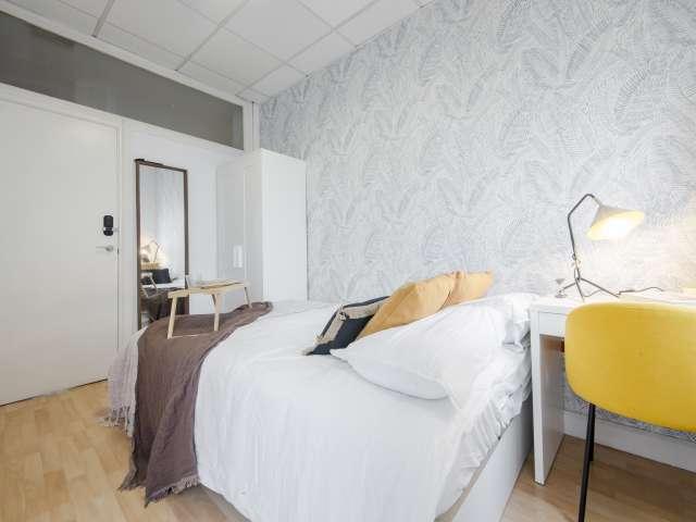 Se alquila habitación en piso compartido de 8 habitaciones en Ríos Rosas