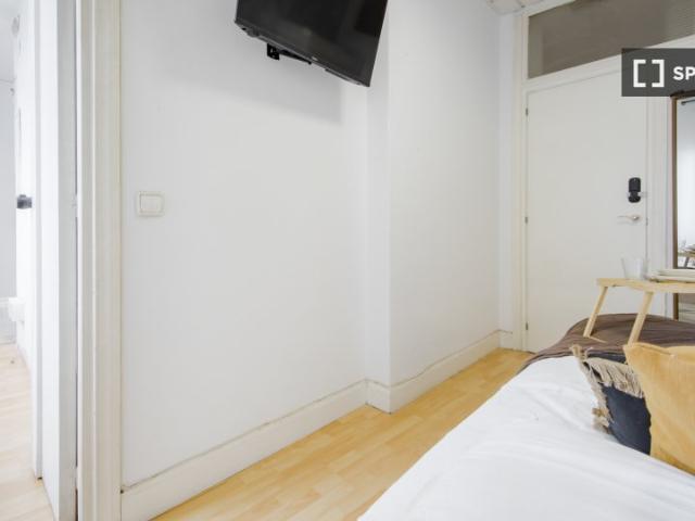 Se alquila habitación en piso compartido de 8 habitaciones en Ríos Rosas