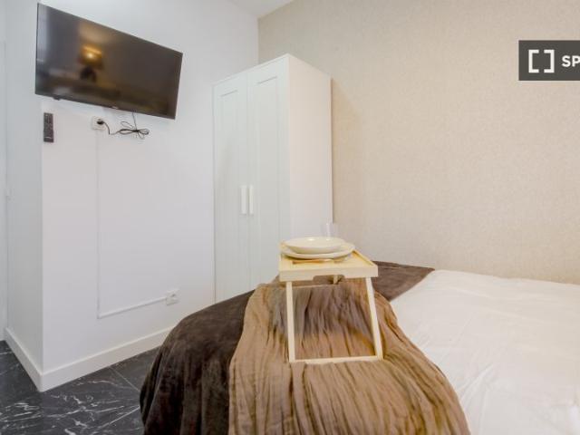 Se alquila habitación en piso compartido de 8 habitaciones en Ríos Rosas