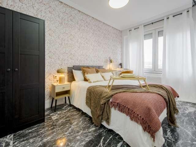 Se alquila habitación en piso compartido de 8 habitaciones en Ríos Rosas