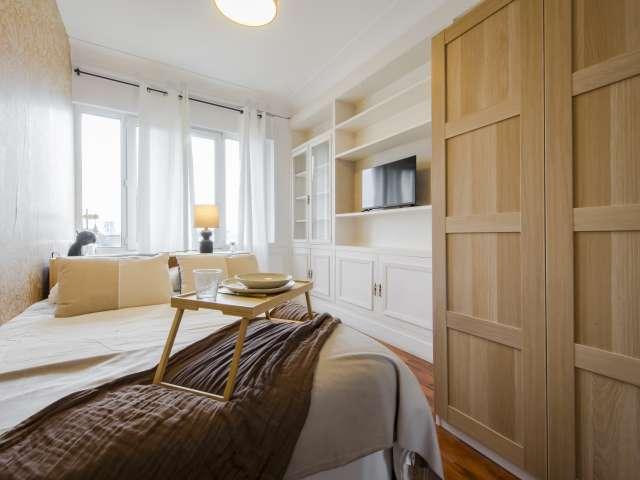 Se alquila habitación en piso compartido de 8 habitaciones en Ríos Rosas