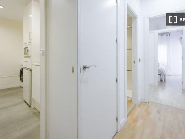 Se alquila habitación en piso compartido de 8 habitaciones en Ríos Rosas, perfecta para profesionale