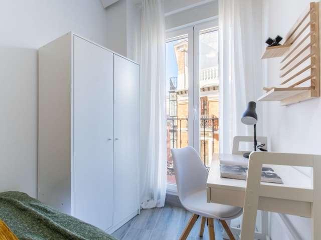 Se alquila habitación en piso compartido de 8 habitaciones en Sol, Madrid