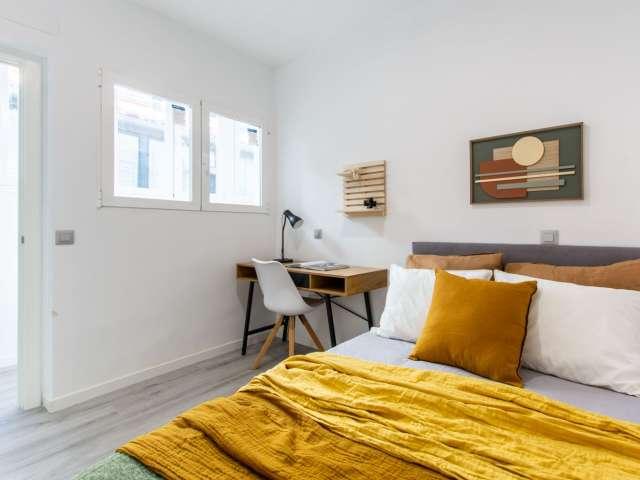 Se alquila habitación en piso compartido de 8 habitaciones en Sol, Madrid