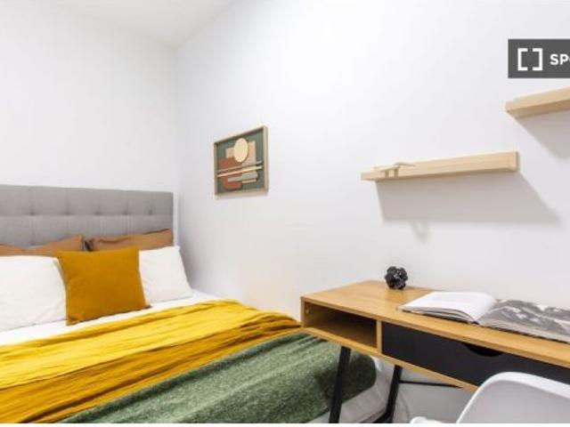 Se alquila habitación en piso compartido de 8 habitaciones en Sol, restricciones para inquilinos