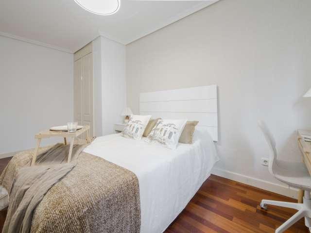 Habitación en un piso de 8 habitaciones en alquiler en Madrid