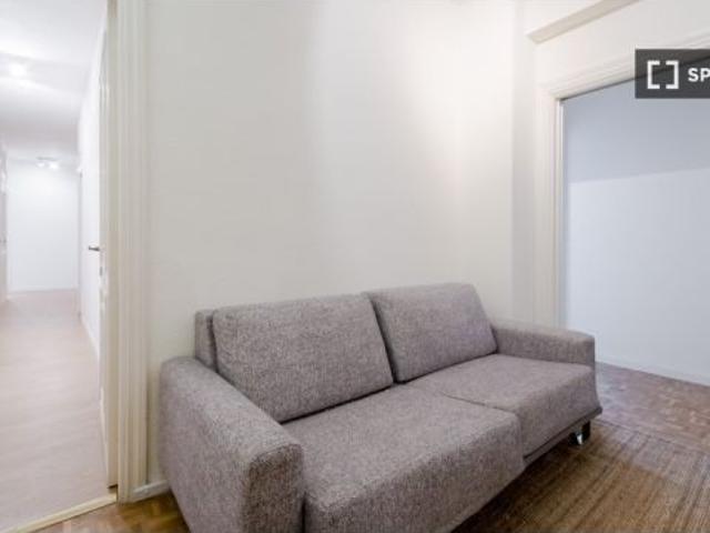 Se alquila habitación en piso compartido de 9 habitaciones en Cuatro Caminos