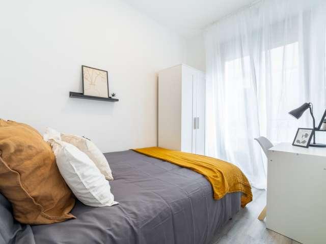 Se alquila habitación en piso compartido de 9 habitaciones en Embajadores