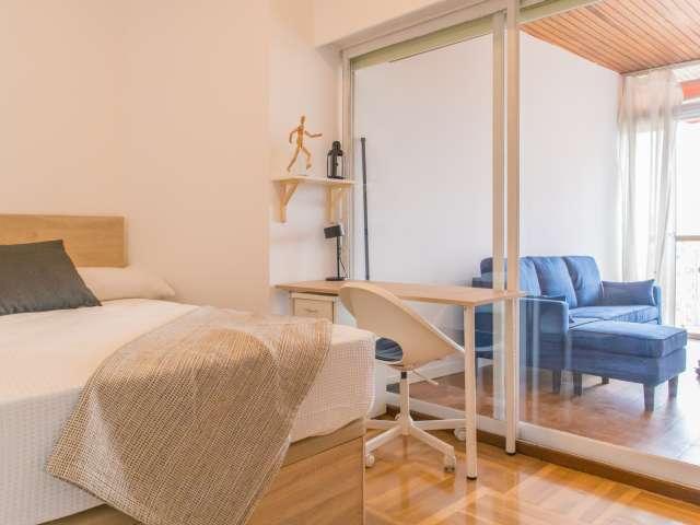 Se alquila habitación en piso compartido de 9 habitaciones en Gaztambide