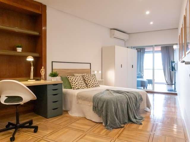 Se alquila habitación en piso compartido de 9 habitaciones en Gaztambide