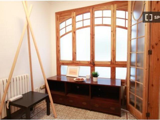 Se alquila habitación en piso compartido de 9 habitaciones en la Nova Esquerra de l' Eixampl