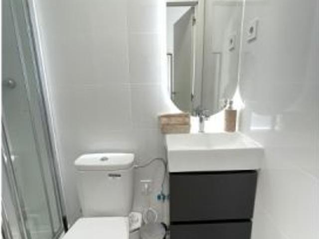 Se alquila habitación en piso compartido de 9 habitaciones en Palacio, gastos incluidos